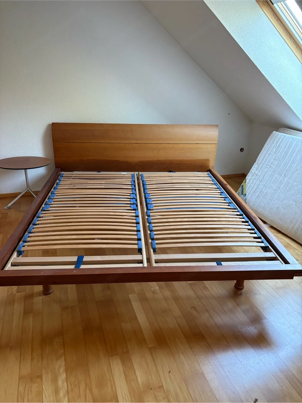 Doppelbett aus Nussholz