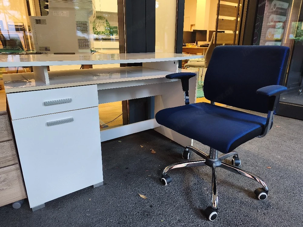 Schreibtisch mit Drehstuhl zu verschenken 