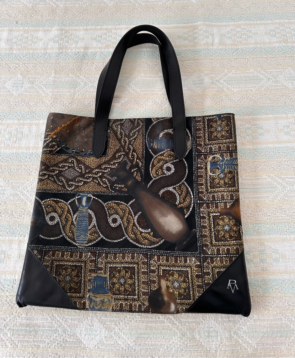 Designer-Tasche mit Seiden-Bezug und dazu passendem Seidentuch