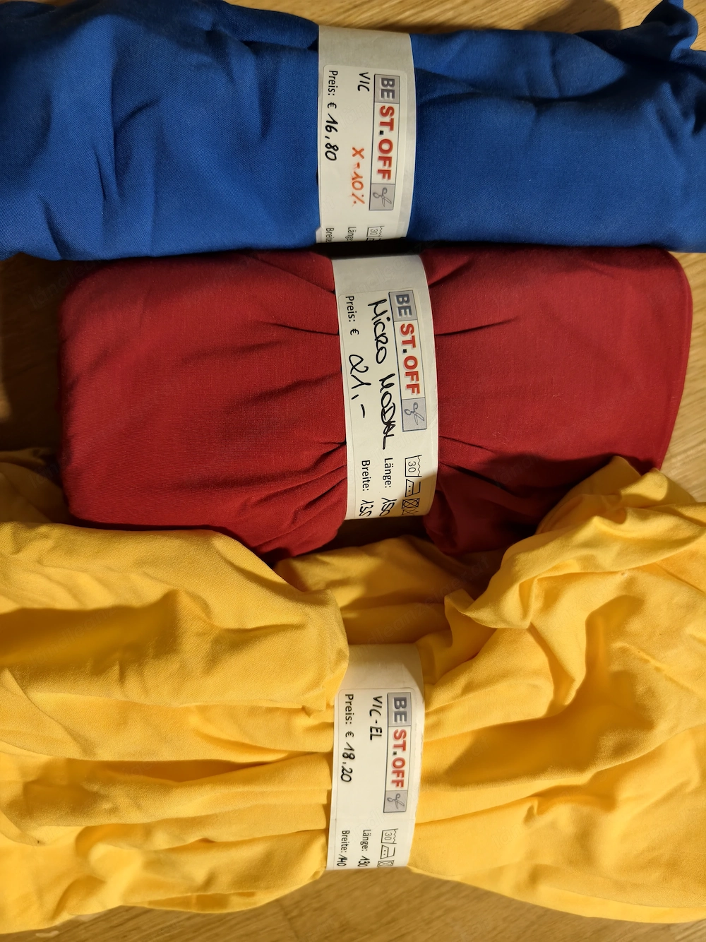 Stoffreste Rot Gelb Blau Basteln Nähen