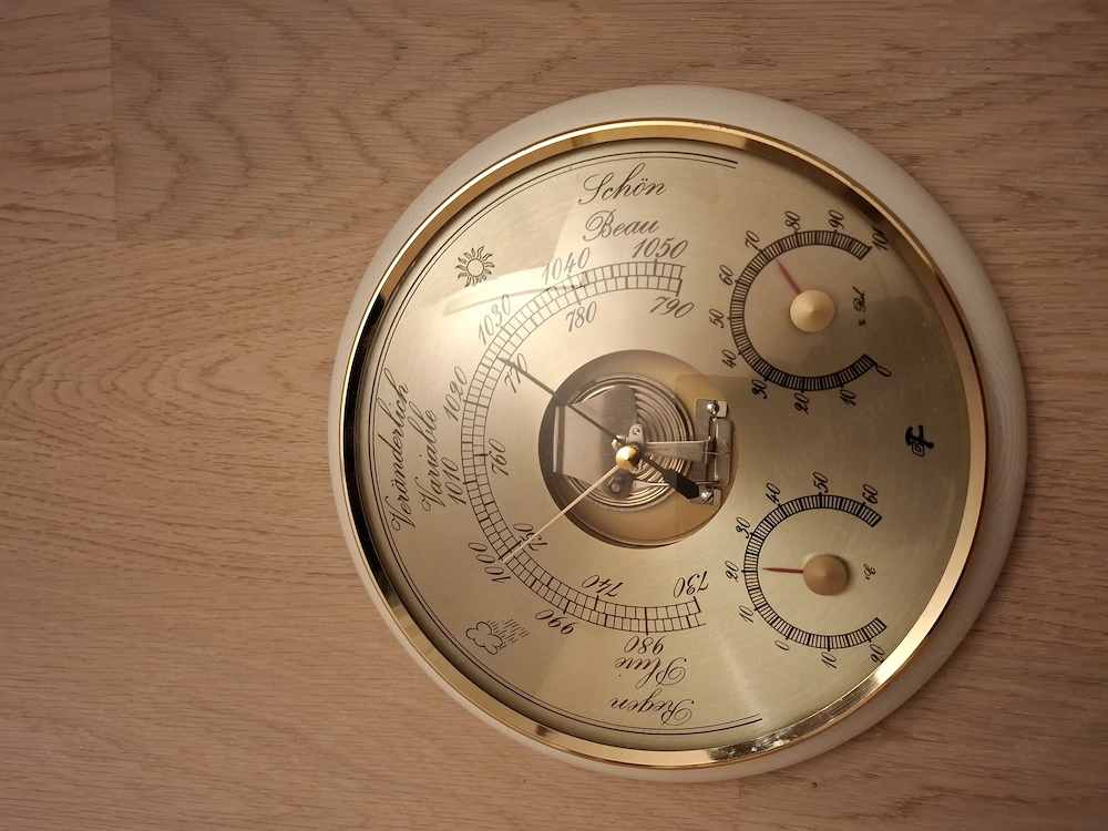Barometer mit integriertem Thermometer und Hygrometer