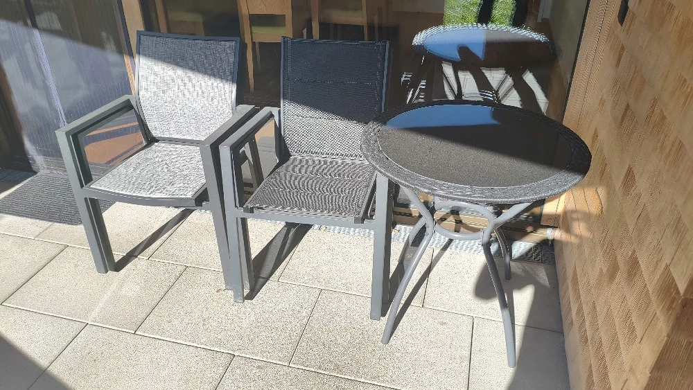 Garten Tisch und Stapelstühle 