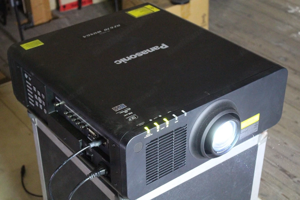 Panasonic PT-RZ670LB Laser Beamer Projektor