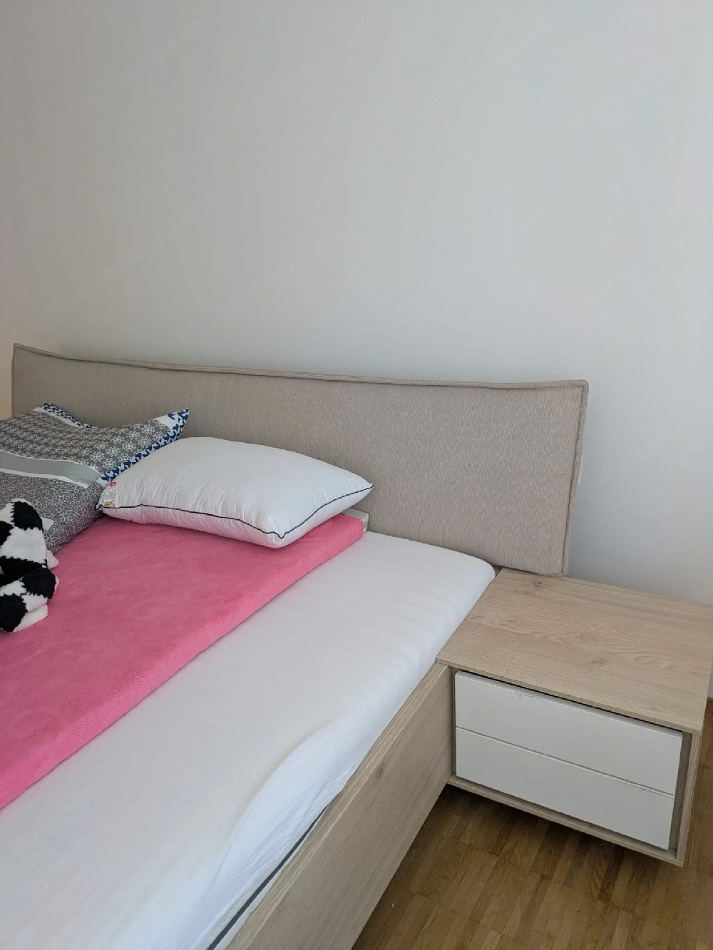 Doppelbett mit Nachkästchen