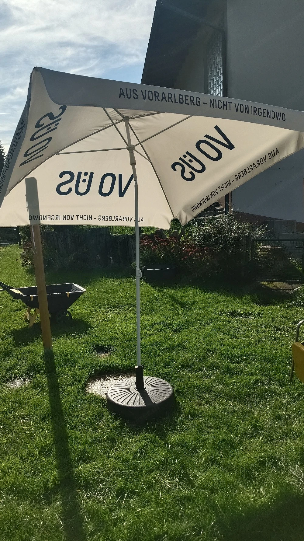 2 Sonnenschirme, 1 Schirmständer
