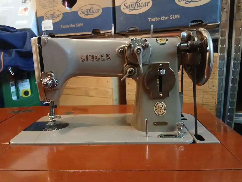 Nähmaschine mit Kasten