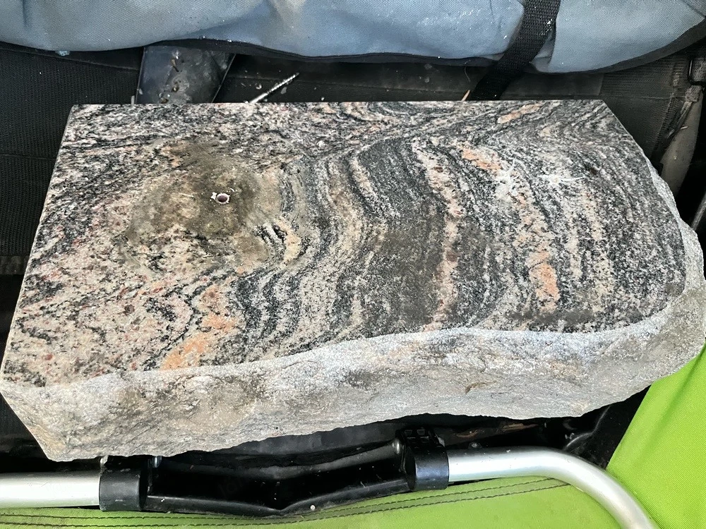 Granitsockel zu verschenken