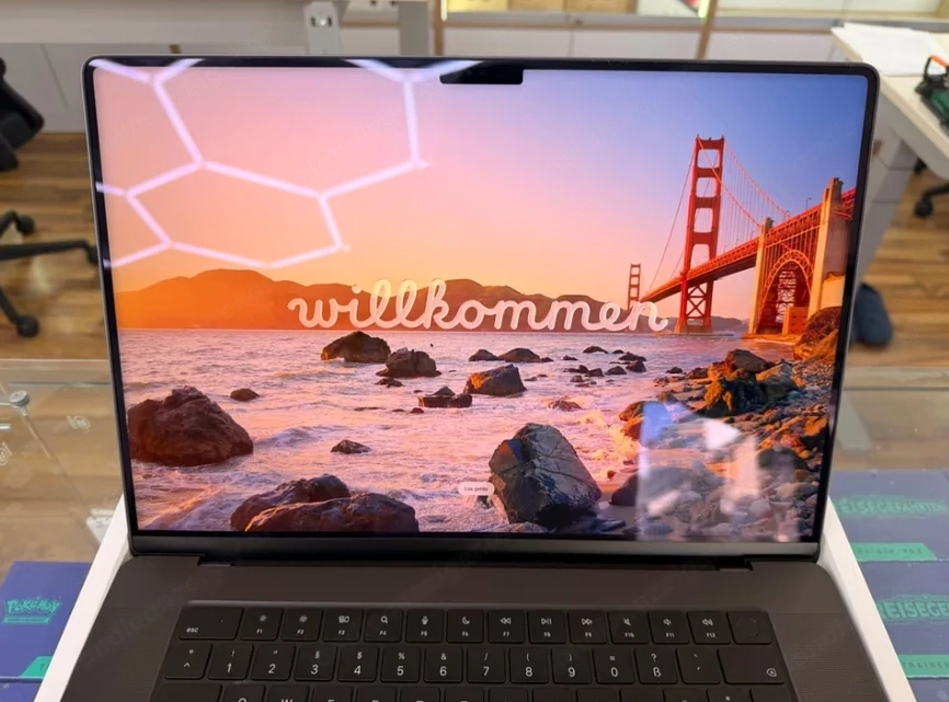 Apple Macbook Pro 16 M5 Max - 2TB SSD - 36GB RAM - 32C GPU - Neuwertig