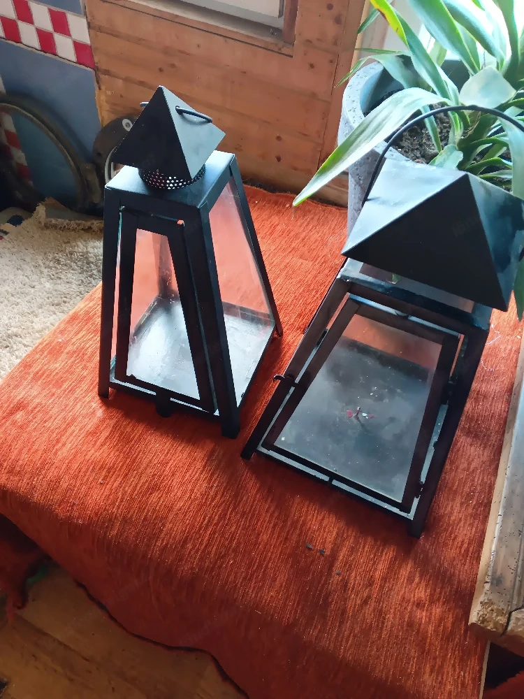 Trapetzförmige Laternen  50 cm hoch.
