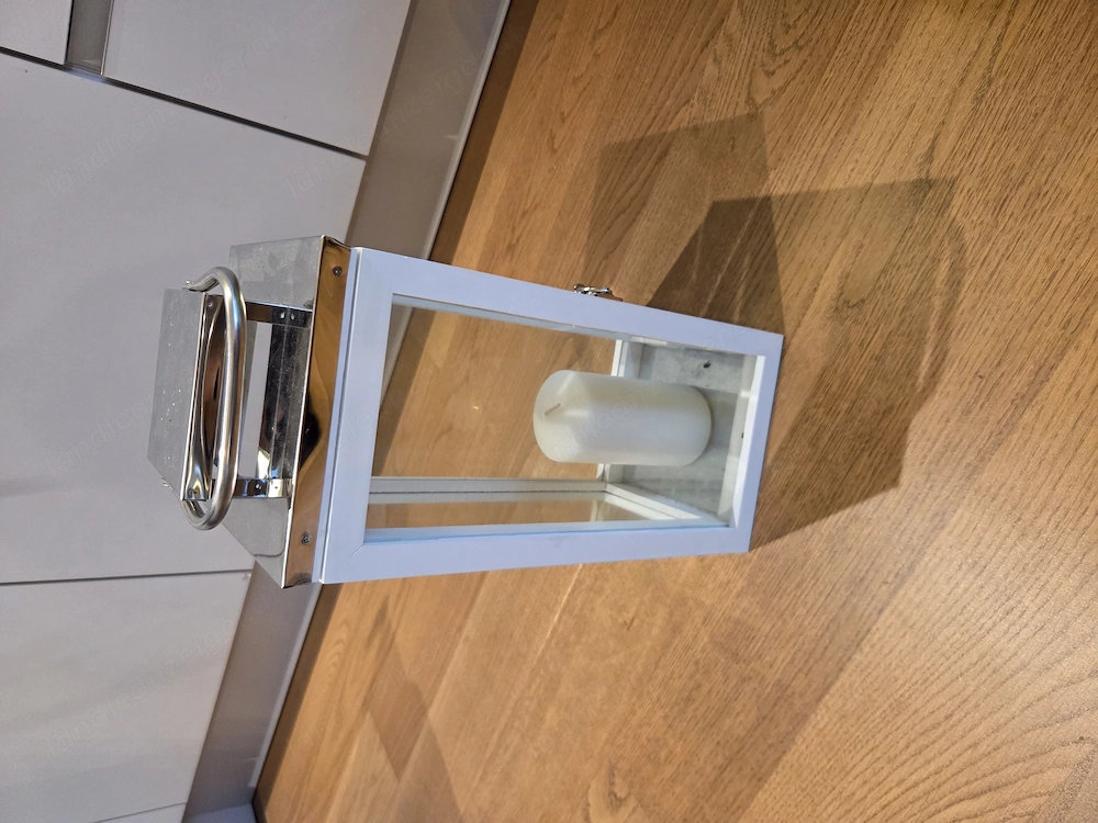 Weiße Laterne mit Glaseinsätzen und Metallgriff   ca. 42 cm hoch