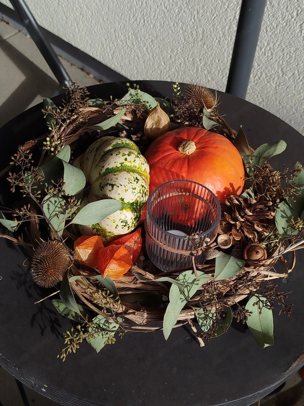 Deko Kürbisse auf Glasteller mit Kranz und kl.Licht