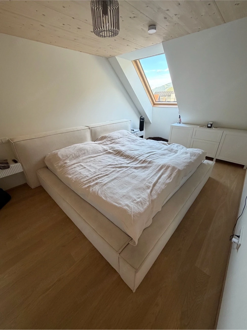 schönes beige Bett