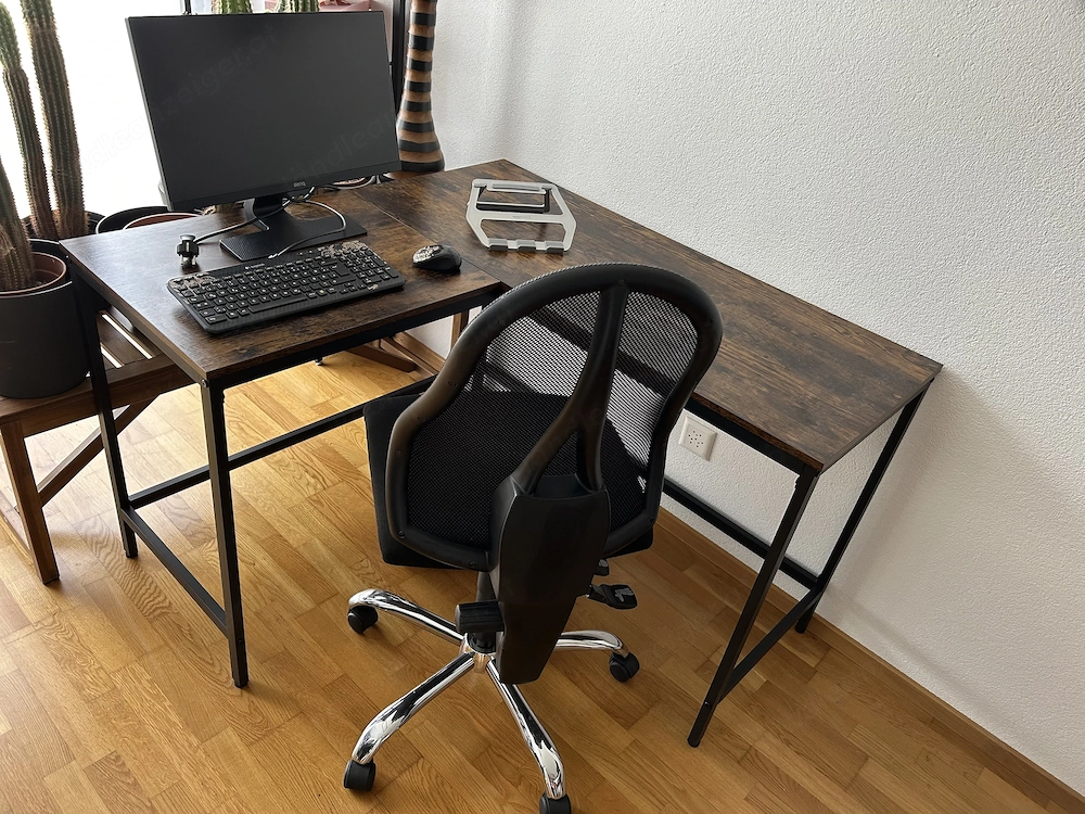 Home Office Station mit Geräten 