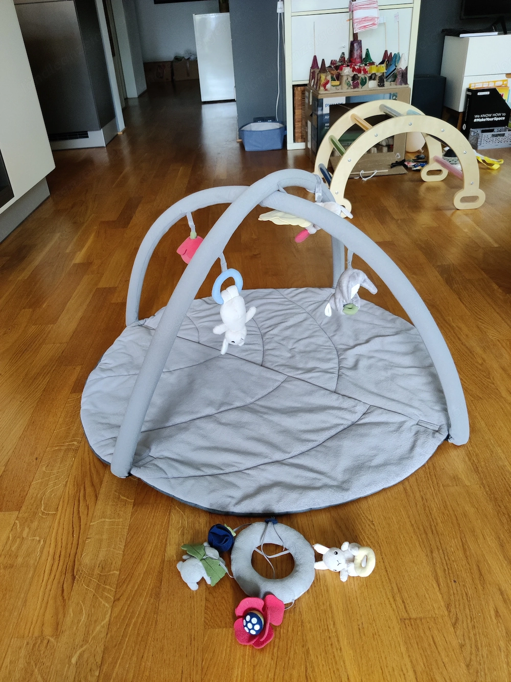 1* Gulligast Babygymnastikcenter   1*Badewanneneinsatz sowie ein Baby Mobile