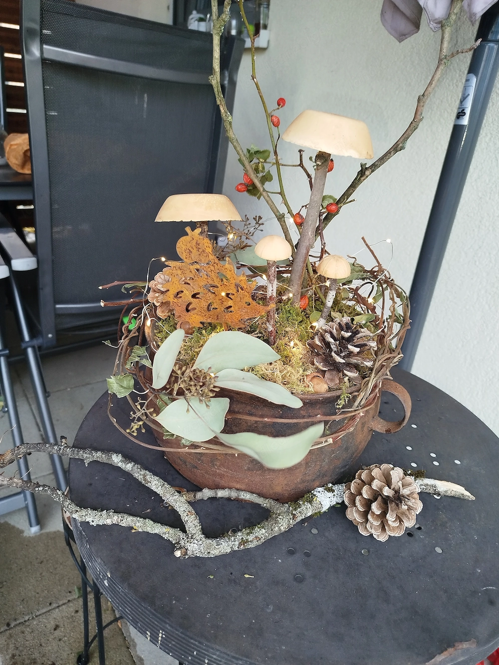 Deko Herbst Winter mit Pilzen, Rostigel und Beleuchtung 