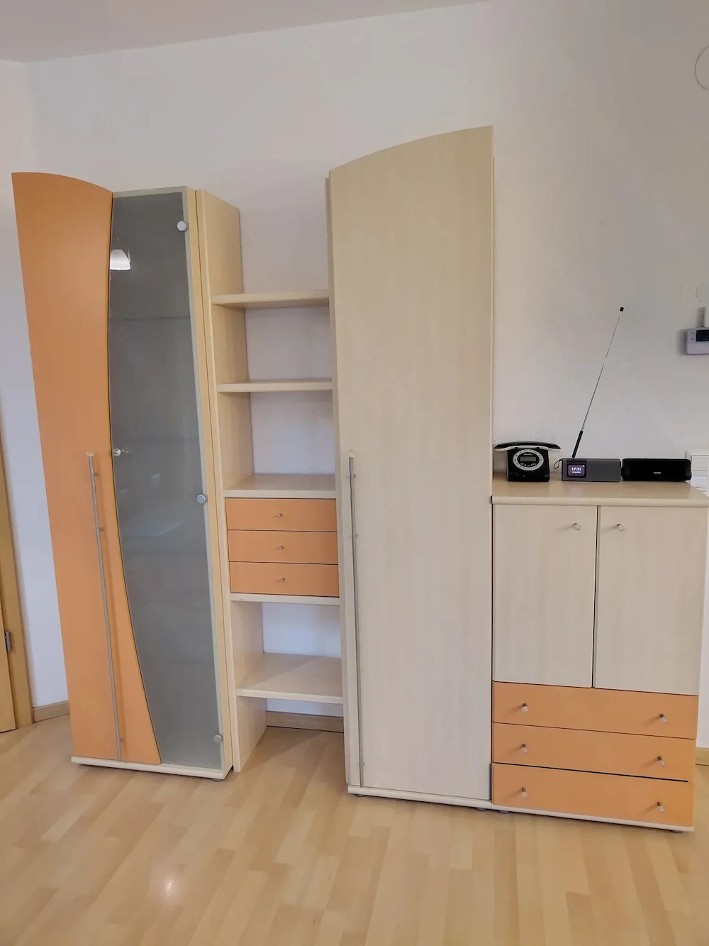 Vierteilige Schrankwand in Beige und Orange 