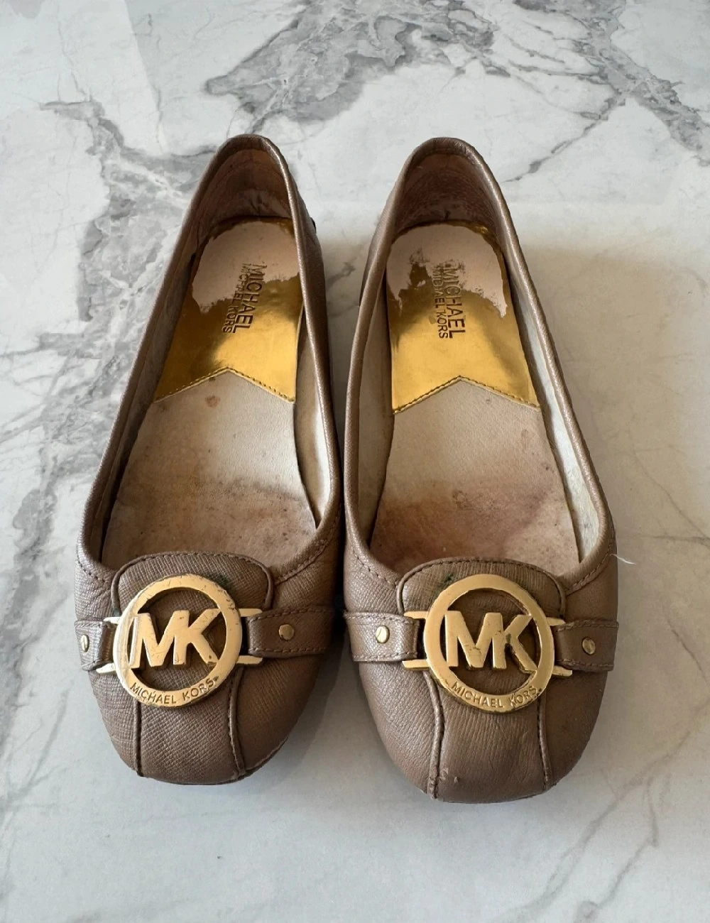 Abgetragene Michael Kors Ballerinas