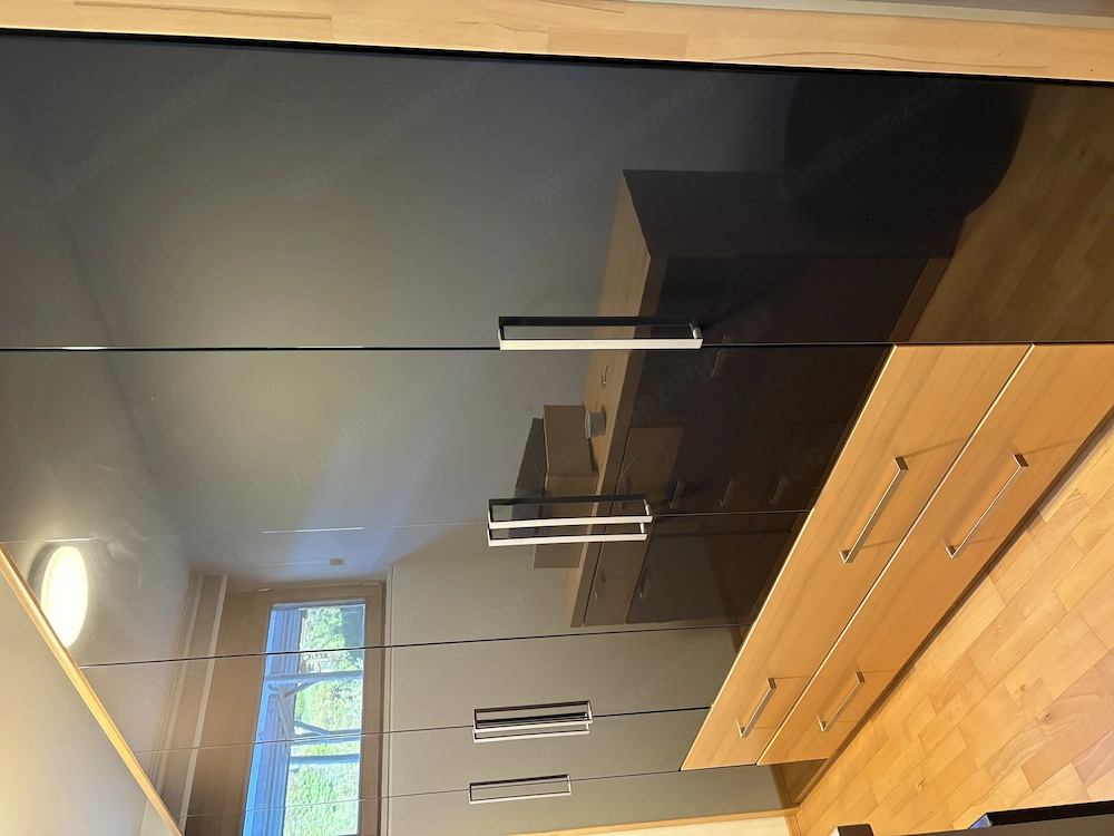Kleiderschrank zu verschenken 