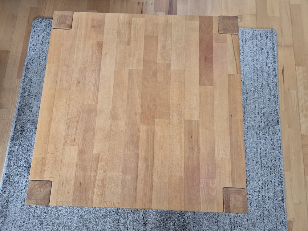 Couchtisch und Teppich zur verschenken