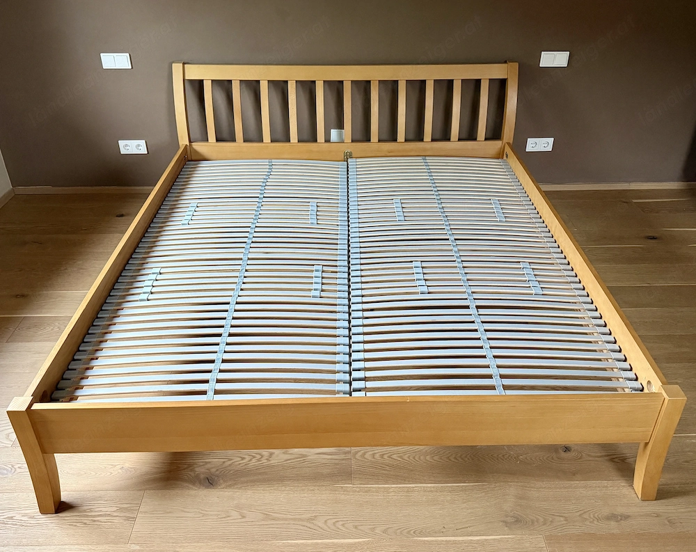 Minimalistischer Bettrahmen aus Holz