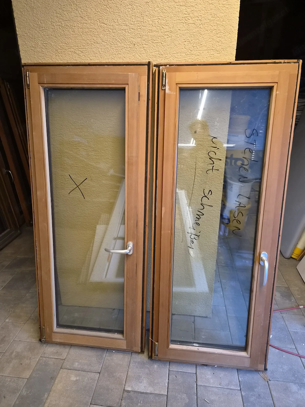 Holzfenster und Eingangstür 