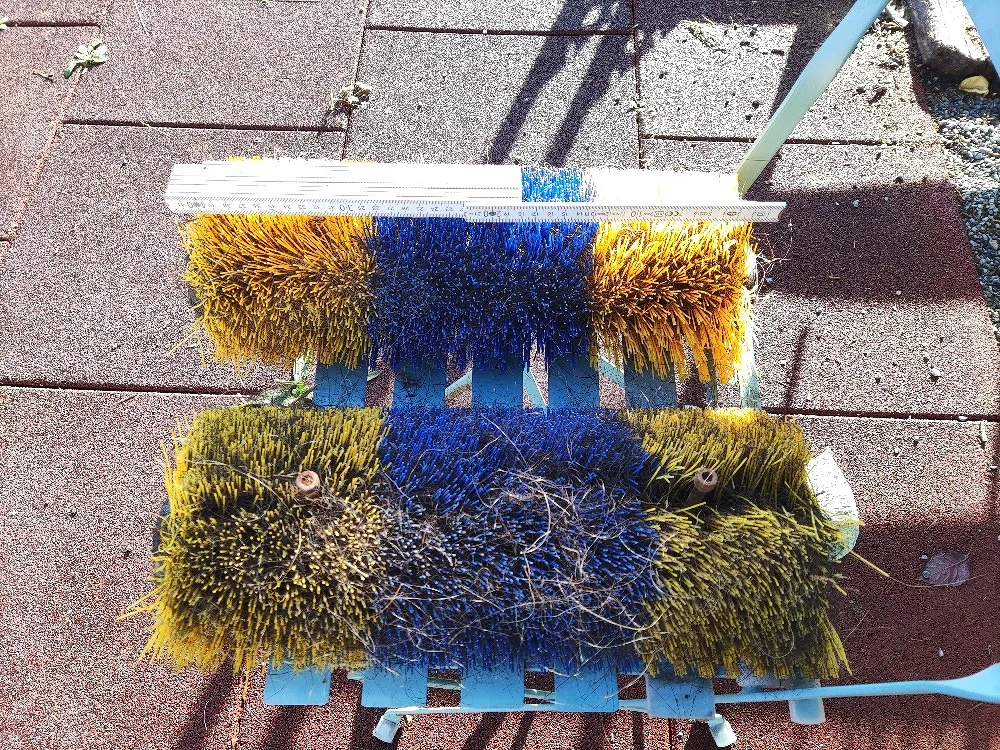 2 Bürsten für Pferde Kratzbürste.