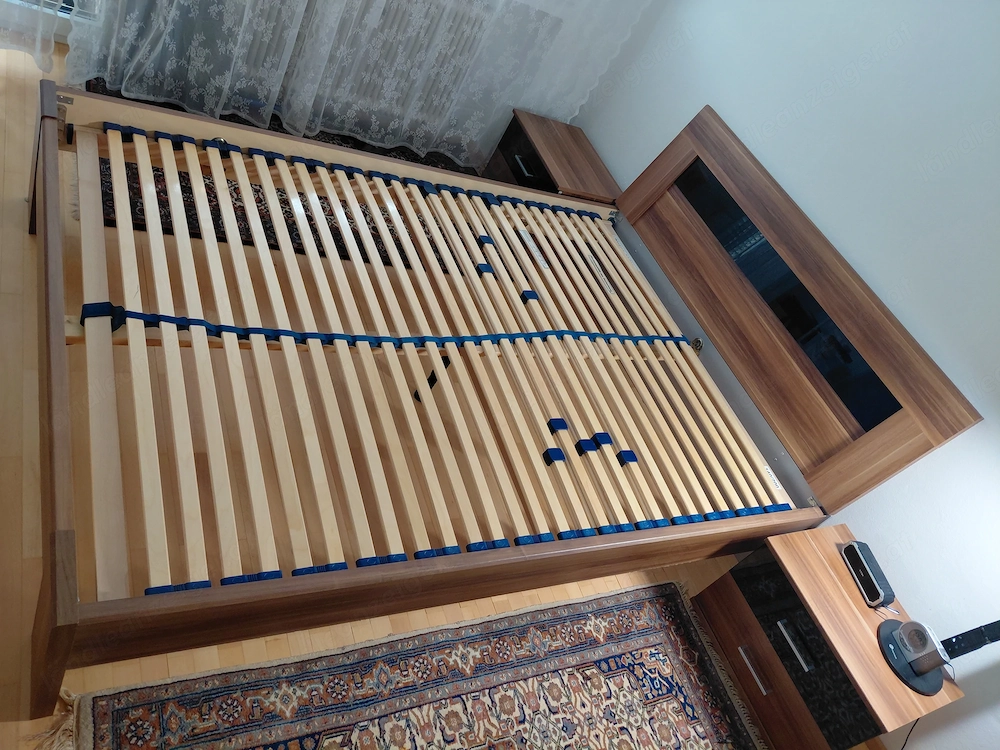 Kleiderschrank und Bett