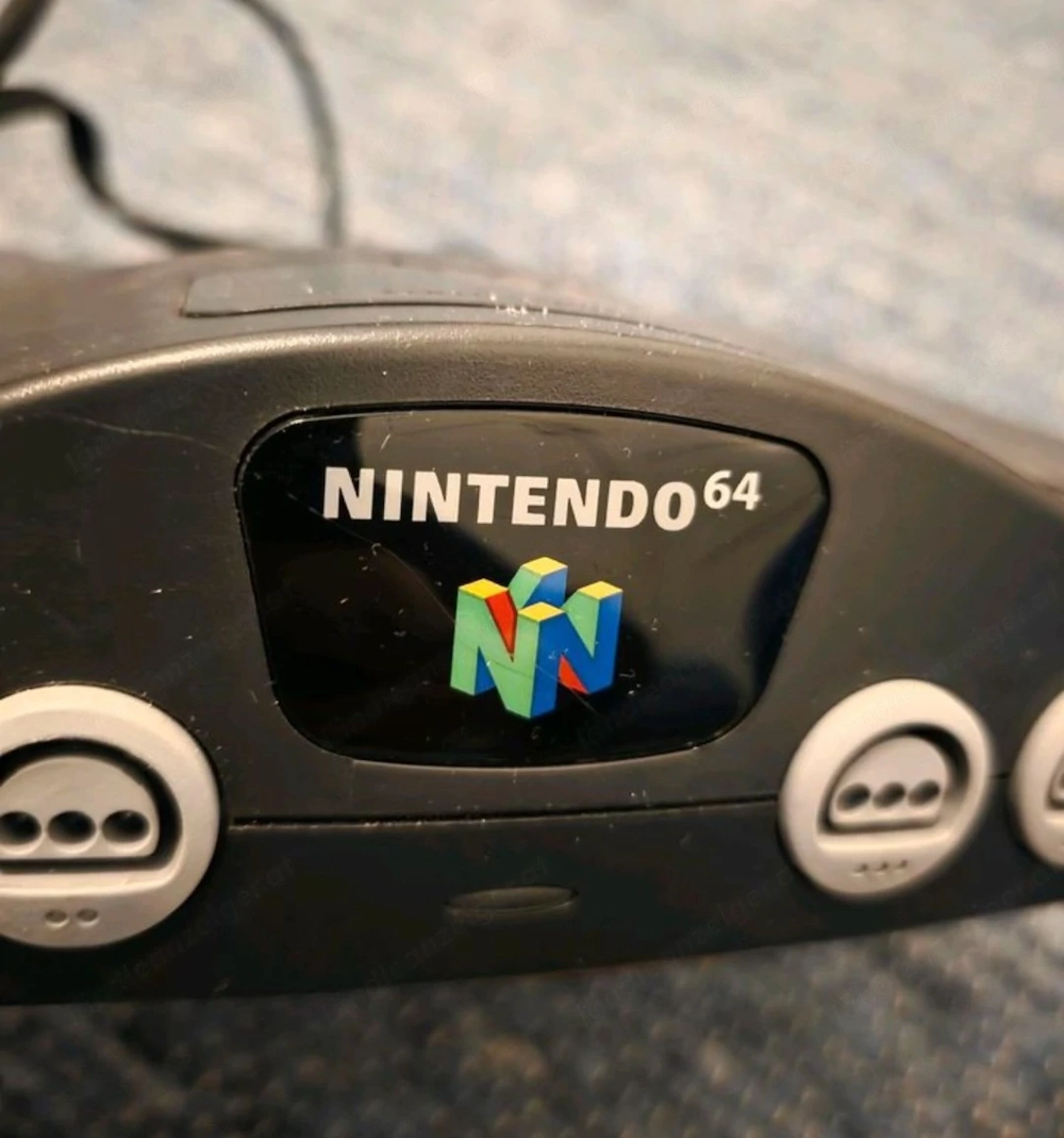 Nintendo 64 mit Controller und Spielen 