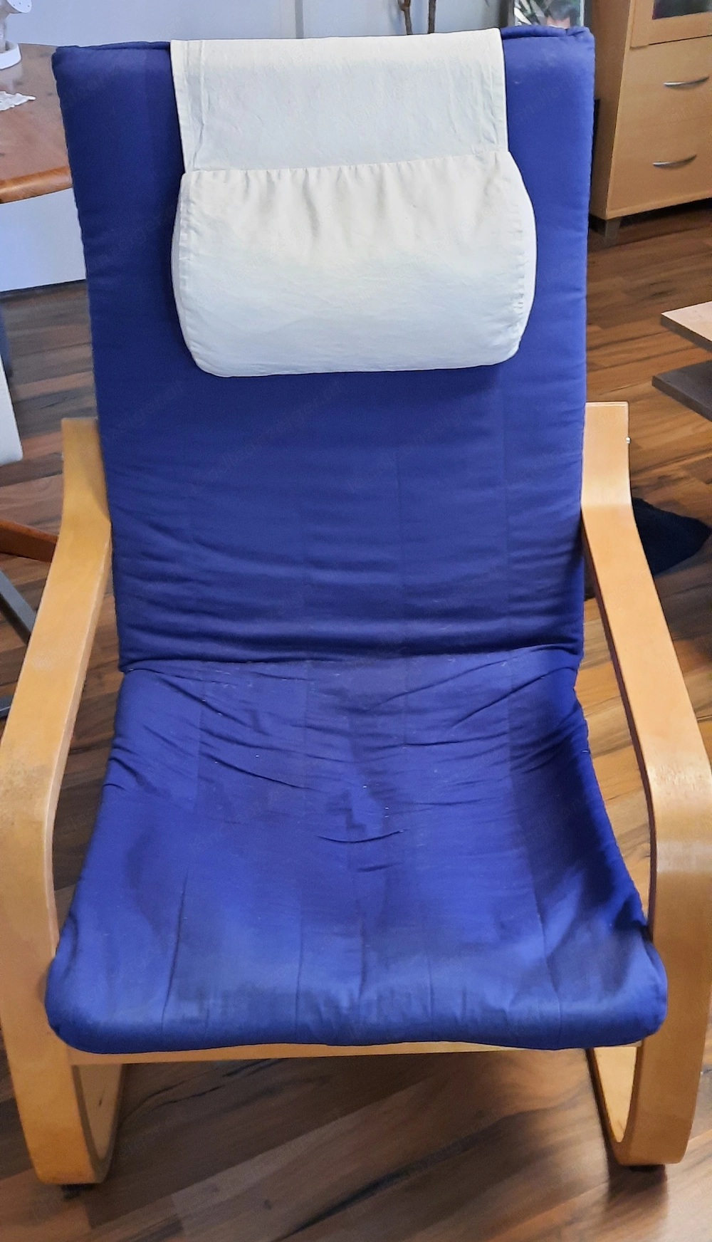 Schwingsessel mit kleinem Polster