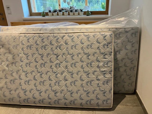 2 Matratzen 190x90  sauber keine Flecken zu verschenken