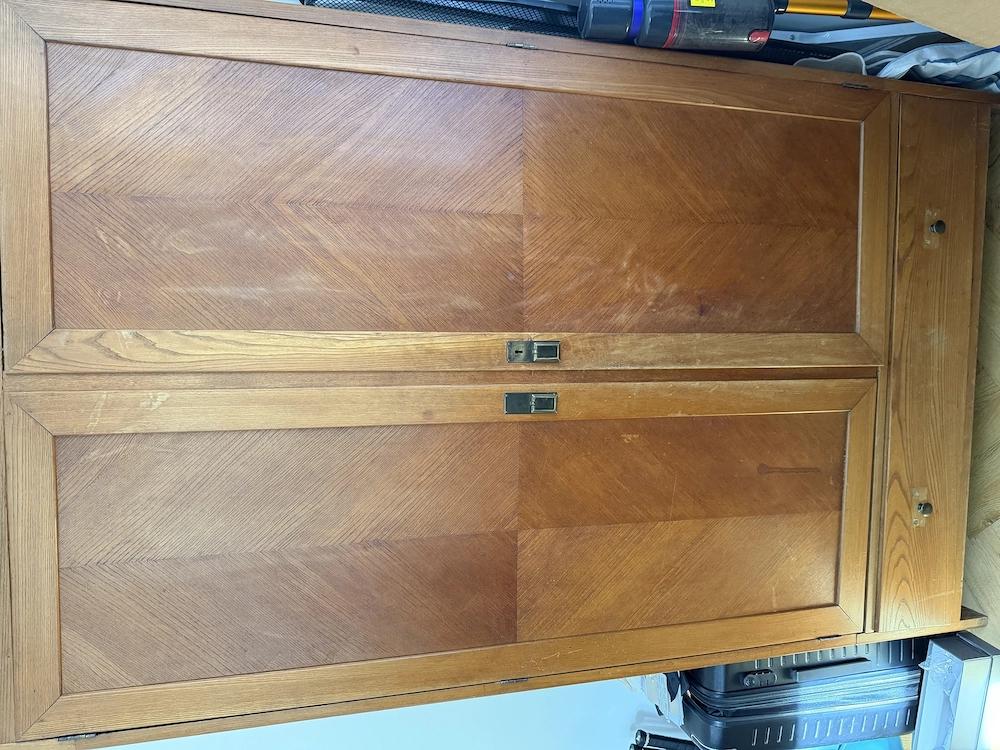 Schrank aus Holz