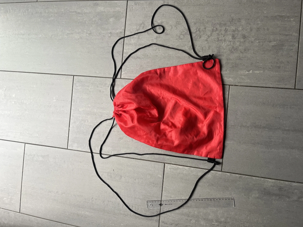 Roter Turnbeutel Sportbeutel mit schwarzen Kordeln