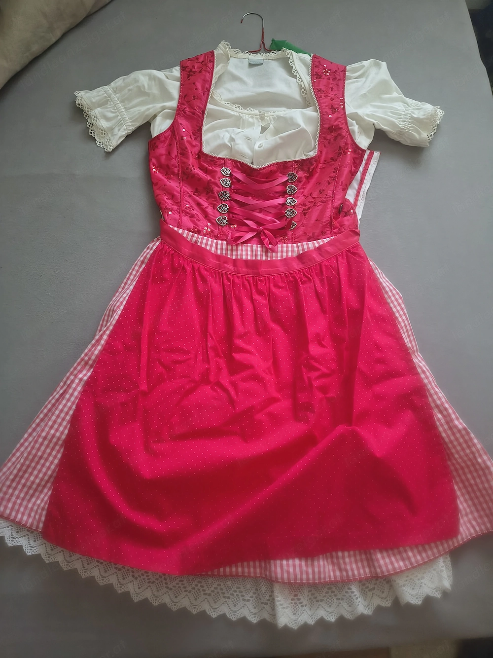 Wunderschönes hellrotes Dirndl zu verkaufen
