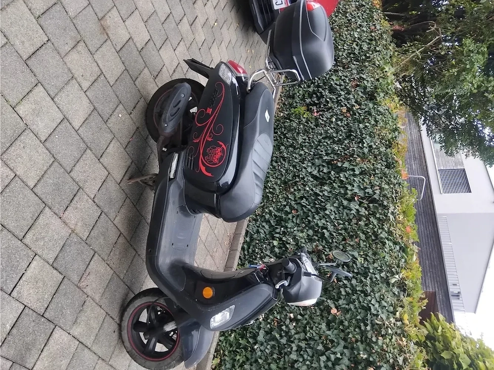 Moped mit Helmbox