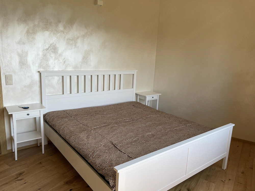 IKEA Hemnes Bett 180x200 mit Lattenrost und Nachtkästchen