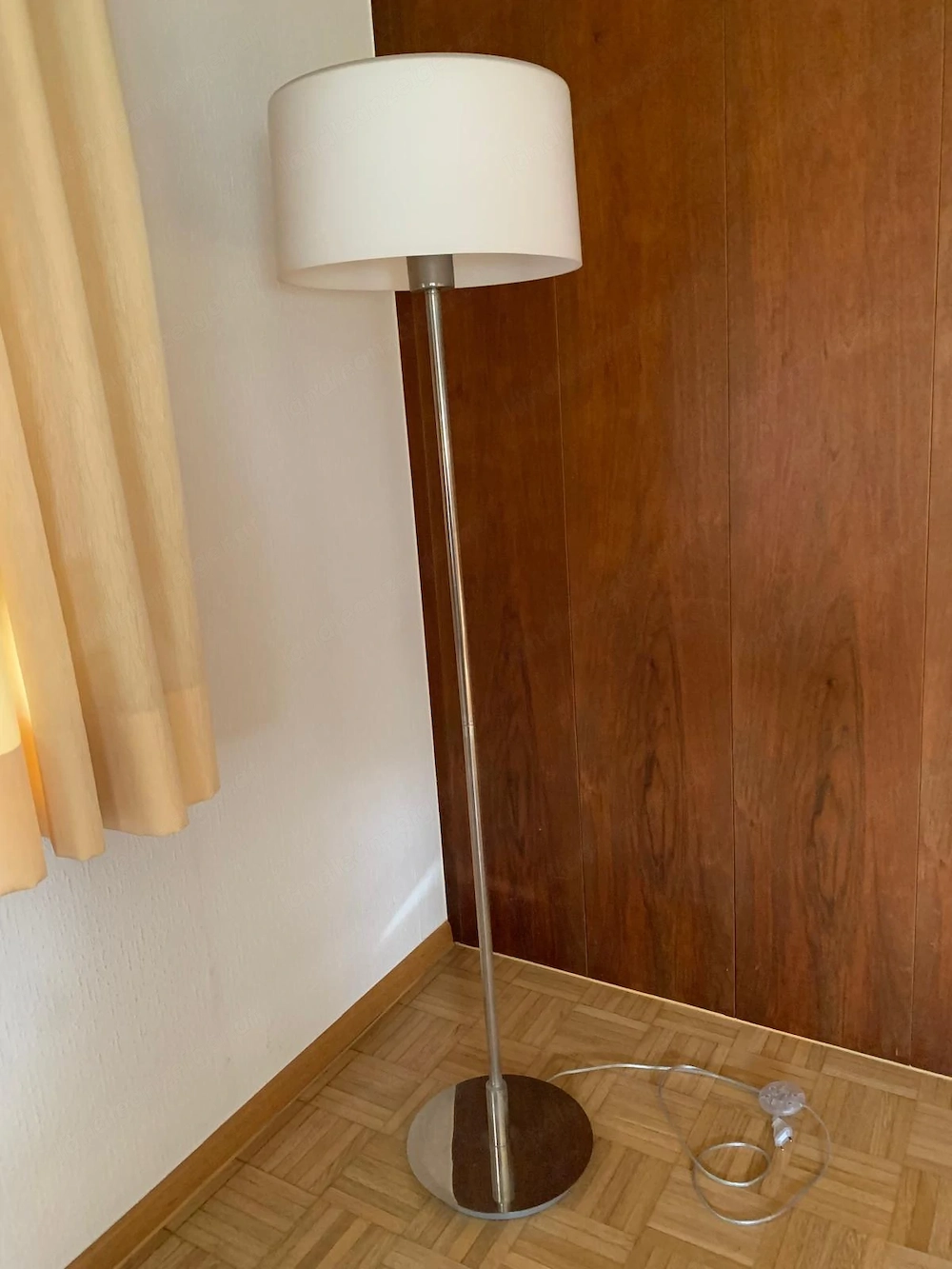 Stehlampe.