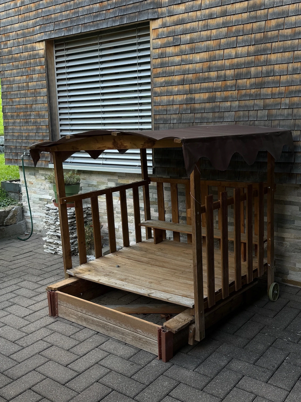 Überdachte Sandkiste mit Spielfläche