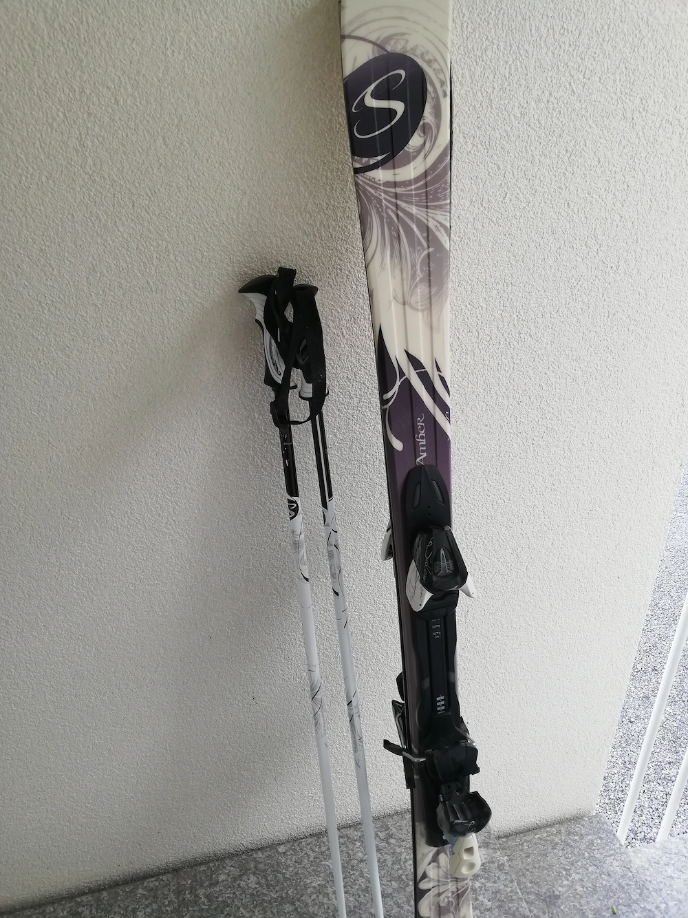 Ski mit Skistöcken von Salomon 