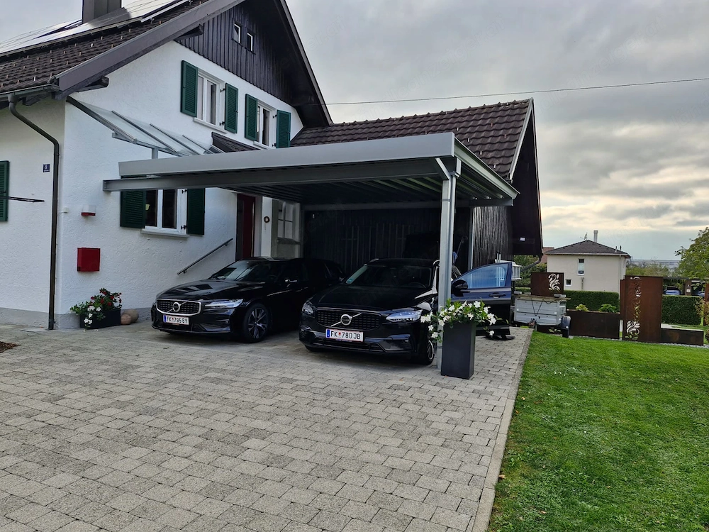 Carport und Glasvordach - Hauseingang - Autoparkplatz