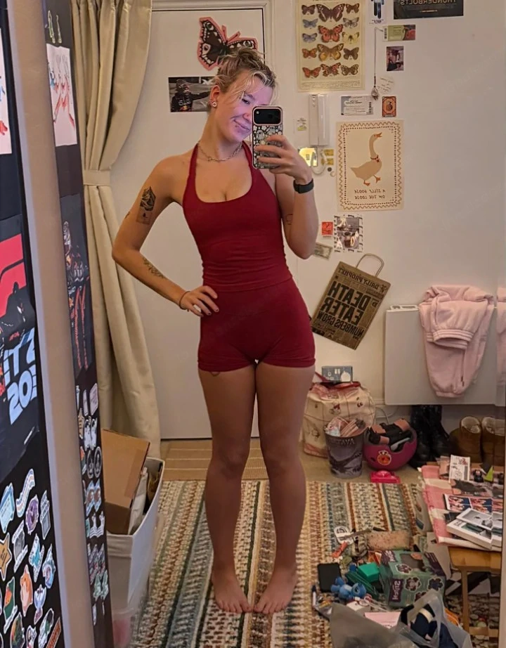 Elisa, eine Blondine mit kurzen Haaren 