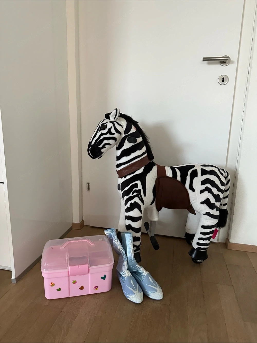Spielzeugpferd mit Verpflegungszubehör