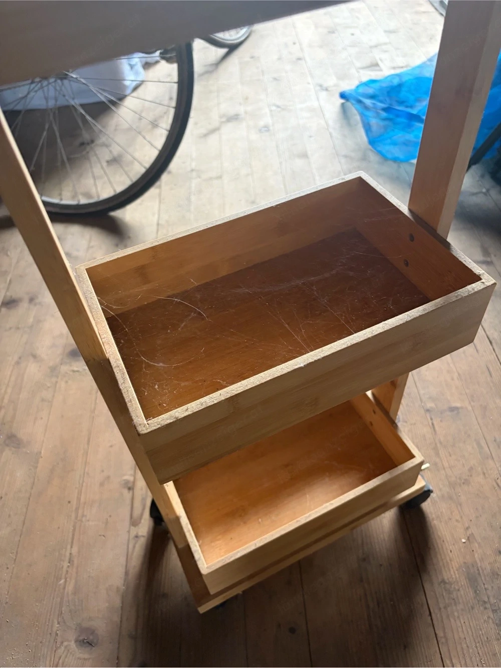 Holz-Rollwagen mit 3 Ablagen für das Badezimmer