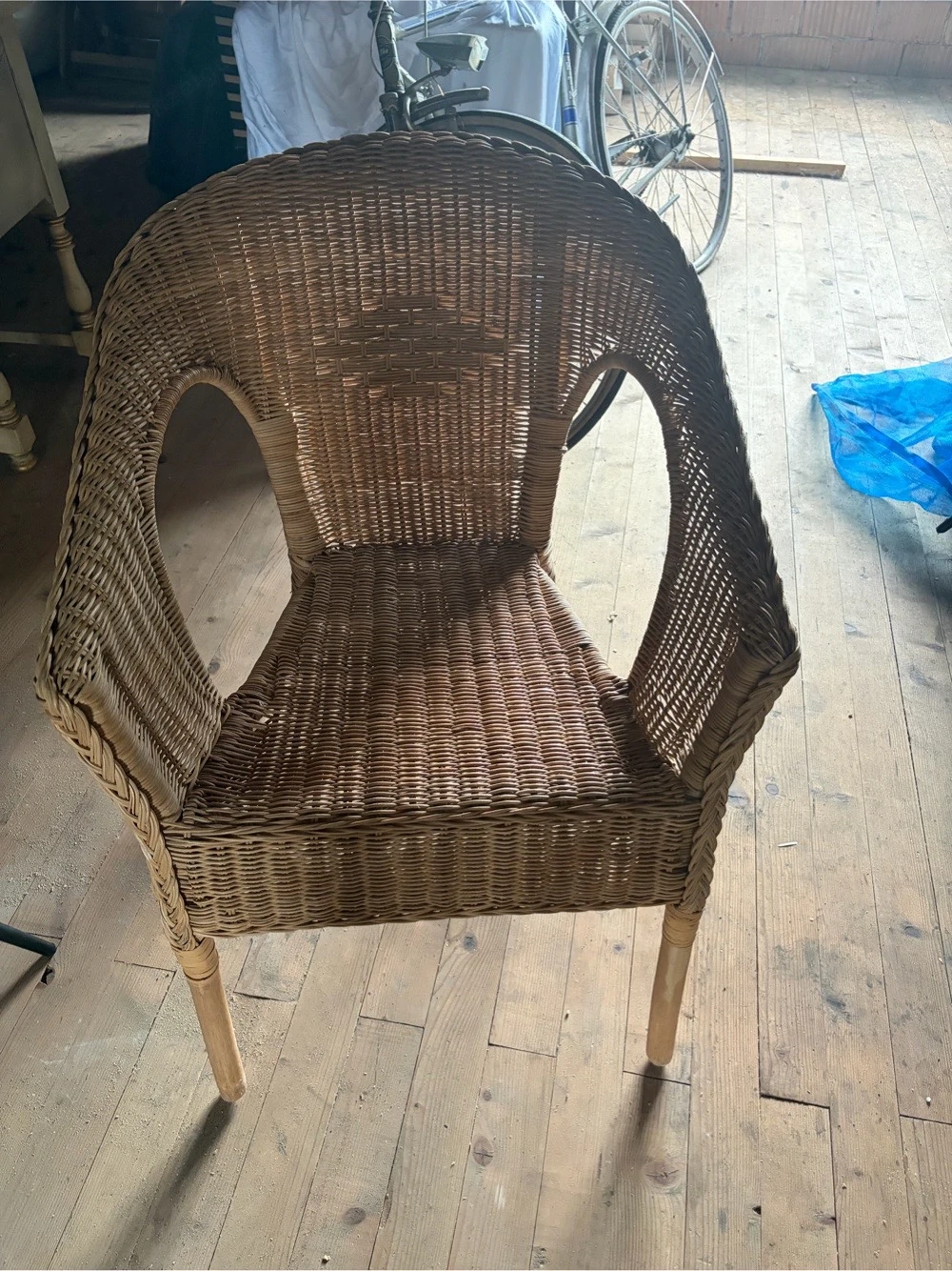 Korbsessel aus Rattan mit Armlehnen
