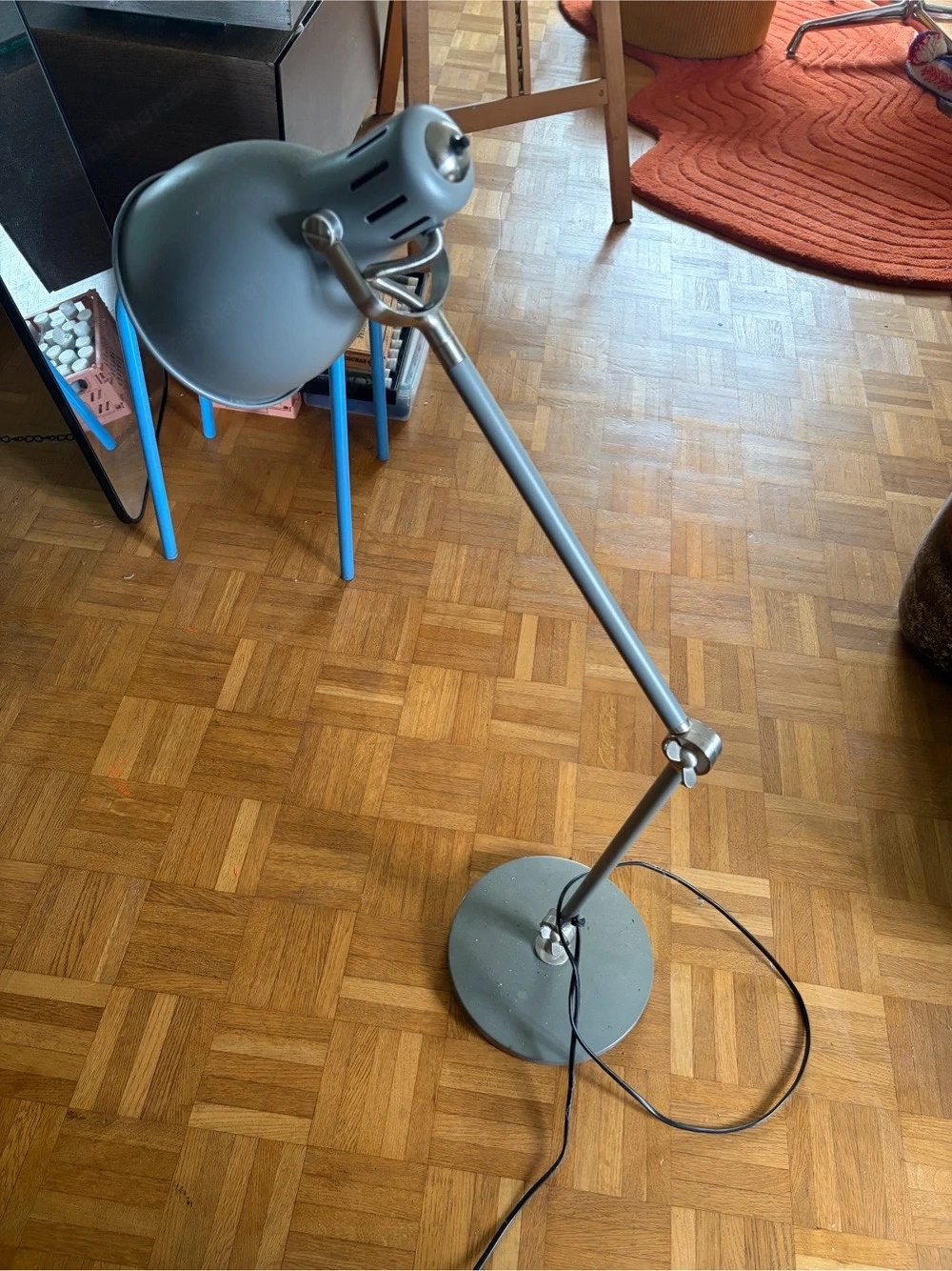 Schreibtischlampe mit verstellbarem Gelenkarm und schwerem Standfuß