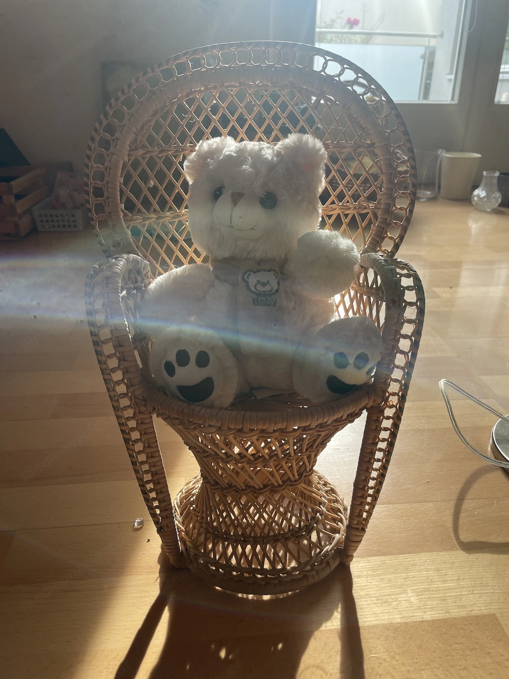 Teddybär auf Stuhl