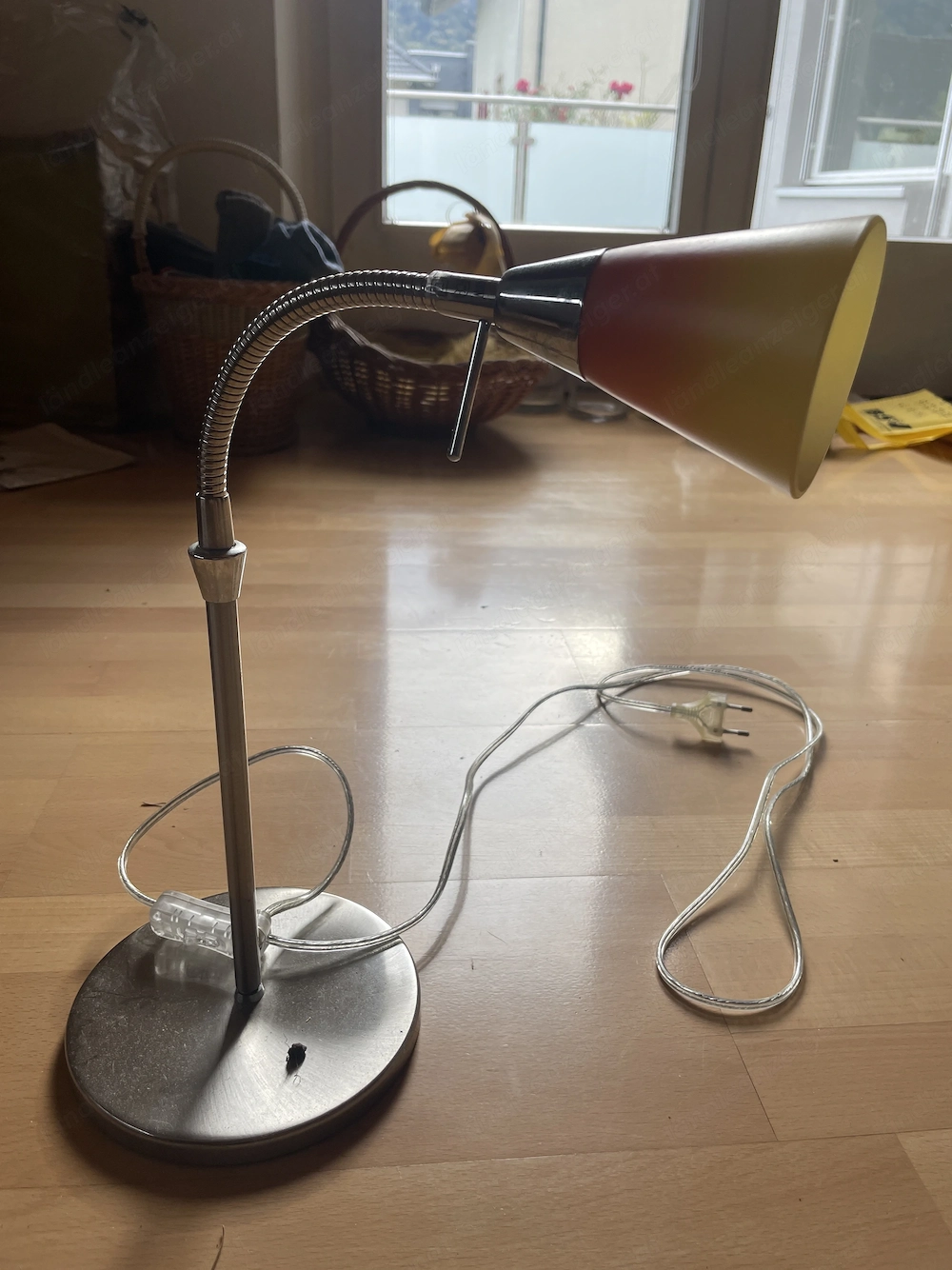 Tischlampe mit gelb orangenem Schirm