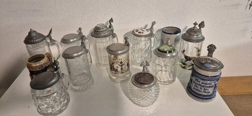 Bierkrüge mit Deckel