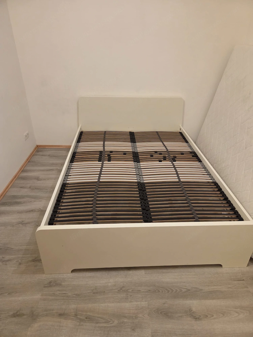 Bett mit Lattenrost und Matratze zu verschenken 140x200
