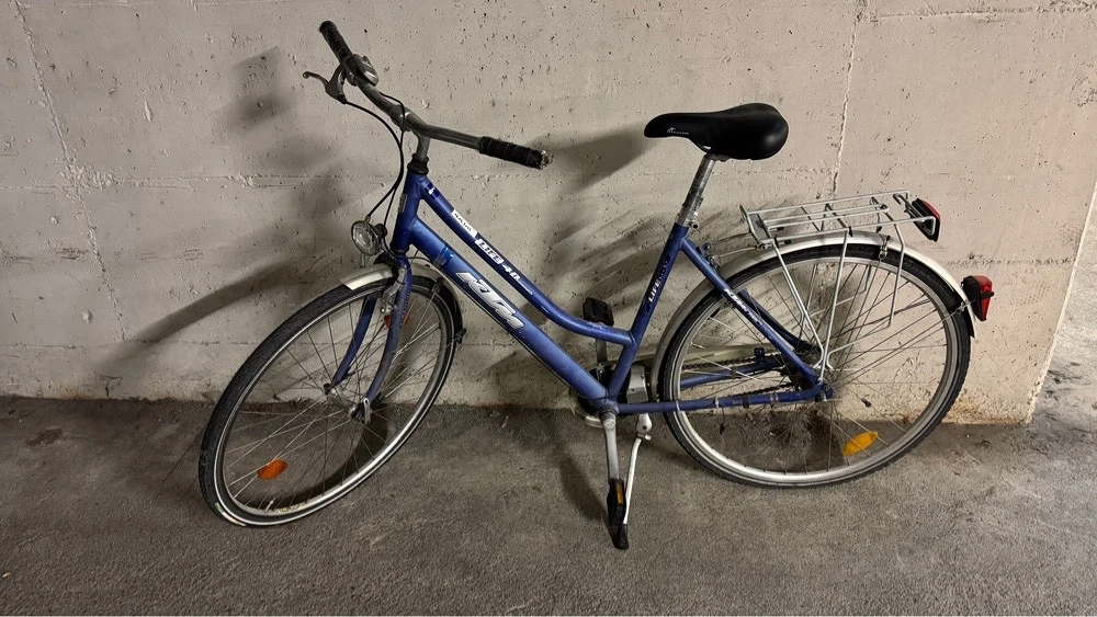Blaues Damen-Citybike 28 Zoll mit Gepäckträger