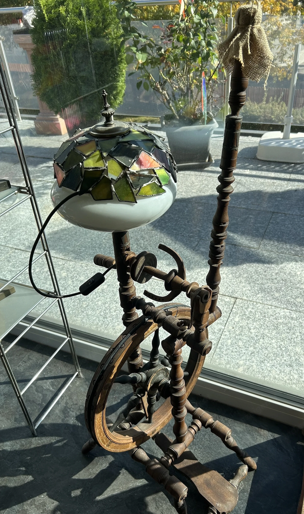 Antike Spinnrad-Lampe im Tiffany-Stil   Einzigartiges Vintage-Deko-Objekt